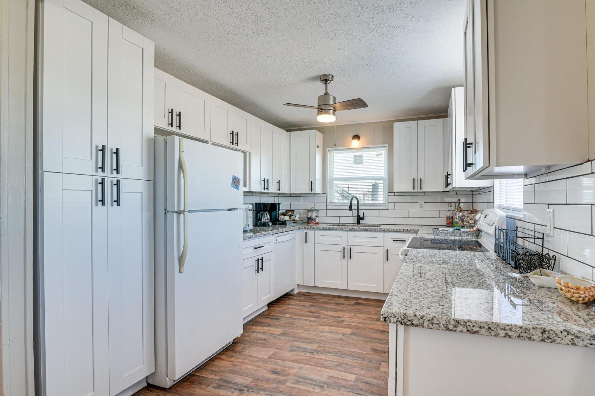 Second-Row Surfside Beach House Newly Renovated! Exterior photo
