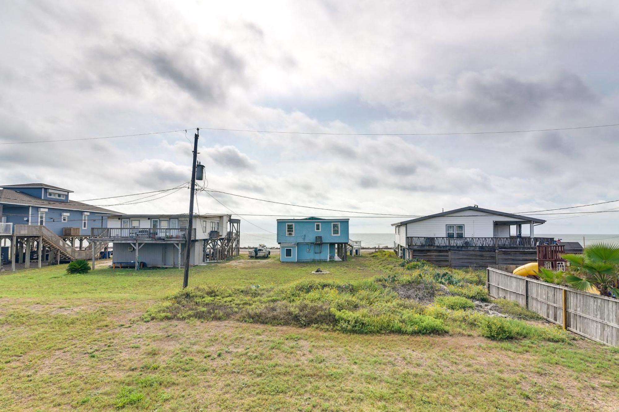 Second-Row Surfside Beach House Newly Renovated! Exterior photo